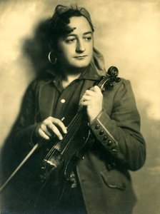 Alfred Gill con un violín, c.1933 de Unknown